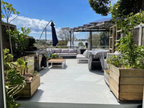 Luxury townhouse with aircon, huge balcony & hot tub